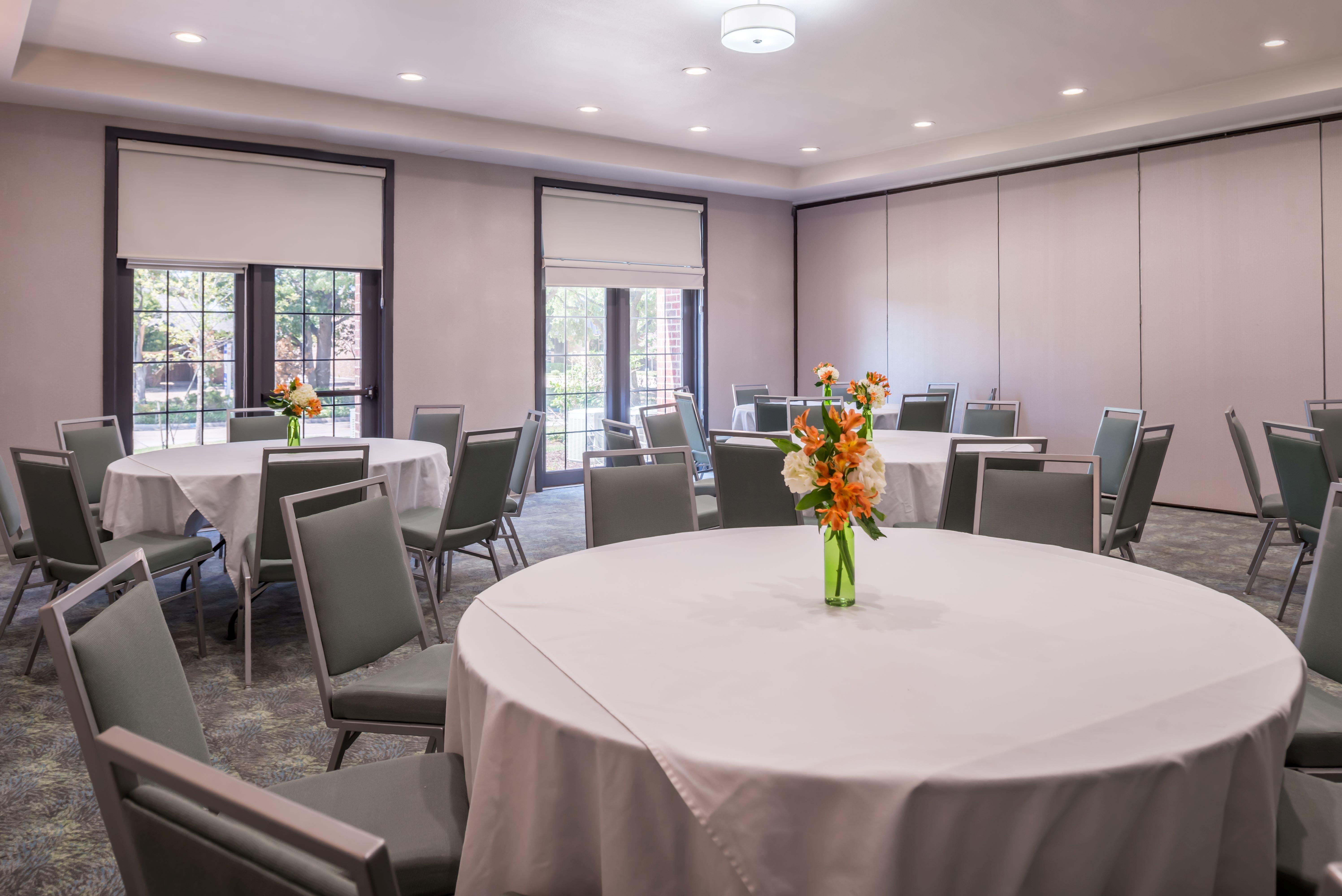 Holiday Inn And Suites Addison By Ihg Exterior photo